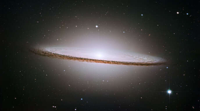 La galaxie Messier 104, surnommée « galaxie du Sombrero », photographiée par le télescope spatial Hubble.