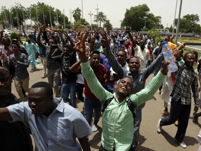 Des citoyens soudanais fêtent l’accord de partage du pouvoir dans les rues de Khartoum, la capitale, le 4 août.
