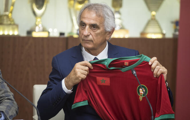 Vahid Halilhodzic pose avec le maillot de l’équipe du Maroc, à Rabat, le 15 août 2019.
