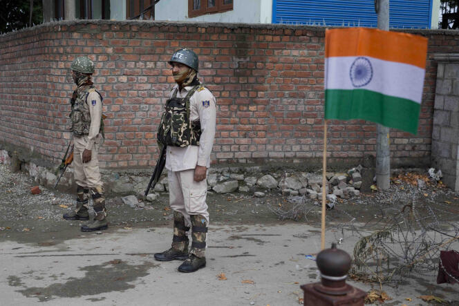 Des paramilitaires indiens montent la garde pendant le couvre-feu à Srinagar, au Cachemire, le 15 août.