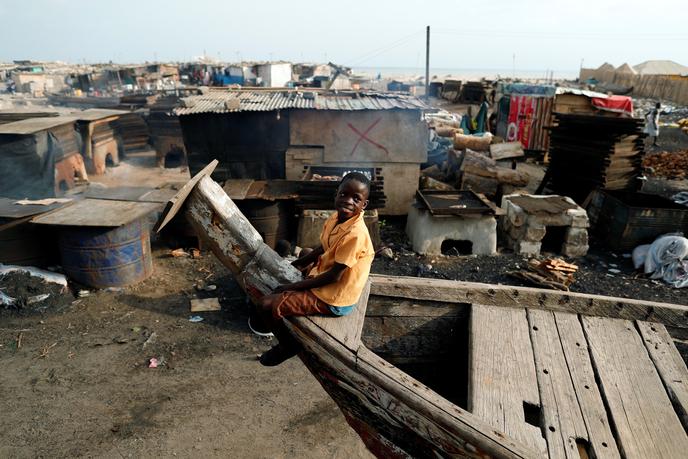 Um menino joga no bairro pobre de Jamestown, Accra, Gana, em novembro de 2018.