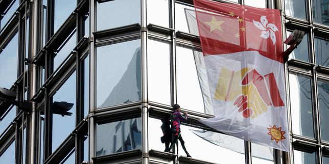 Le « Spiderman » français déploie une banderole pour la paix sur un gratte-ciel hongkongais