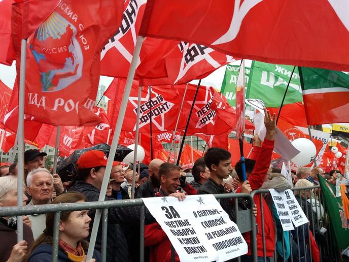 Au meeting du Parti communiste, des manifestants demandent « des élections honnêtes et un changement de pouvoir ».
