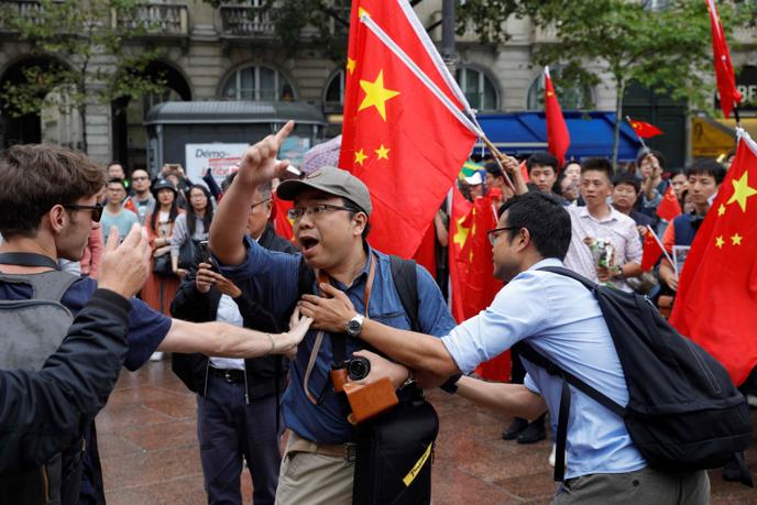 Des manifestants en faveur de la démocratie à Hongkong et des partisans de Pékin, à Paris, le 17 août.