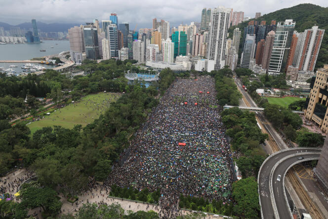 Les manifestants se rassemblent par dizaines de milliers à Victoria Park, dans le centre de la ville, le 18 août 2019.
