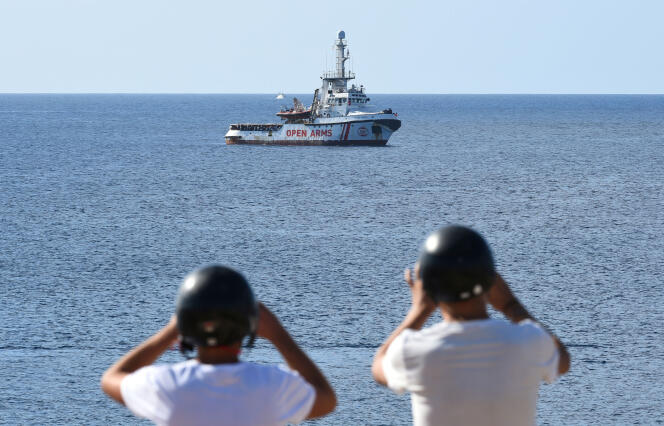 Le navire « Open-Arms » au large de Lampedusa (Italie), le 17 août.
