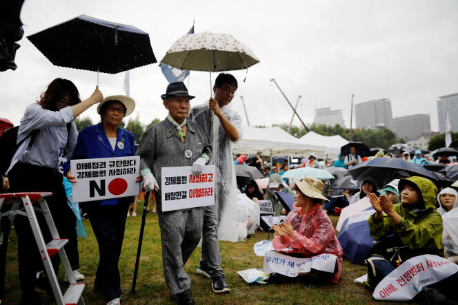 Lee Chon-shik avec des manifestants demandant réparation au Japon pour les travailleurs forcés, à Séoul, le 15 août.