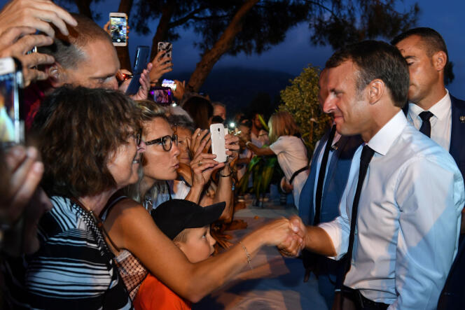 Emmanuel Macron lors d’un bain de foule à Bormes-les-Mimosas (Var), le 17 août.