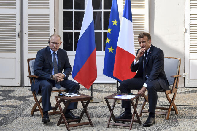 Russische president Vladimir Poetin met Emmanuel Macron op 19 augustus 2019 in Fort Breganson.