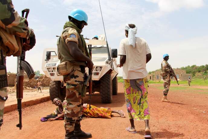 Dans le centre du Mali, une patrouille de la Minusma est stoppée par une femme à l’entrée du village dogon de Diombolo-Leye, le 14 août 2019.