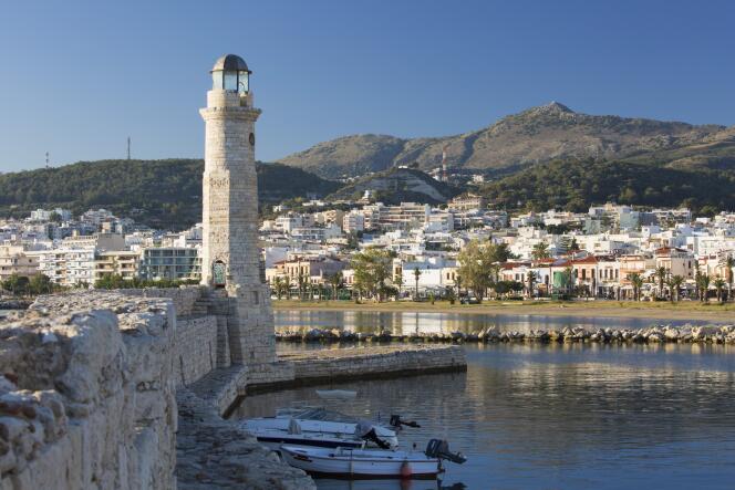 En Crète, l’acheteur étranger peut trouver de belles maisons à 2 500 euros le m² avec un grand terrain. Le port vénitien de Réthymnon datant du XVIème siècle.