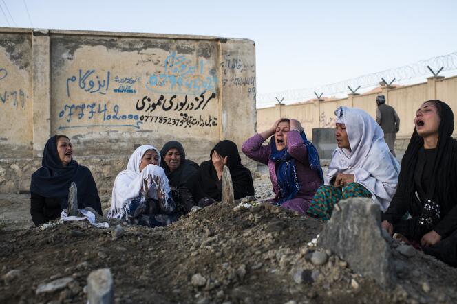 Aux funérailles d’une victime de l’attaque suicide, à Kaboul, le 18 août.
