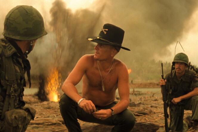 Robert Duvall (au centre) interprète le lieutenant-colonel Bill Kilgore dans « Apocalypse Now Final Cut », de Francis Ford Coppola.