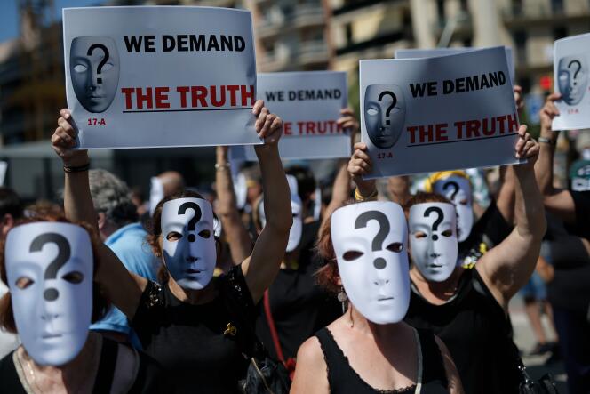 Des manifestants demandent « la vérité » lors d’une marche en hommage aux victimes des attentats de Barcelone, le 17 août.