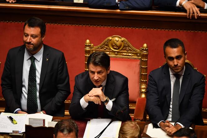 Guiseppe Conte lors de son allocution au Sénat, entouré de Matteo Salvini, ministre de l’intérieur et chef de file de la Ligue, et de Luigi Di Maio, ministre de l’économie et chef du Mouvement 5 étoiles.
