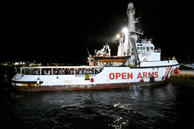 Le navire humanitaire « Open-Arms » à son arrivée sur l’île italienne de Lampedusa, mardi 20 août.