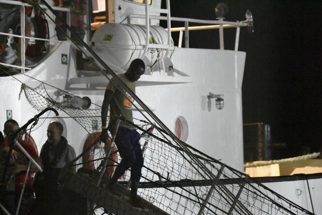 Un migrant débarque du navire « Open-Arms » à Lampedusa en Italie, mardi 20 août.