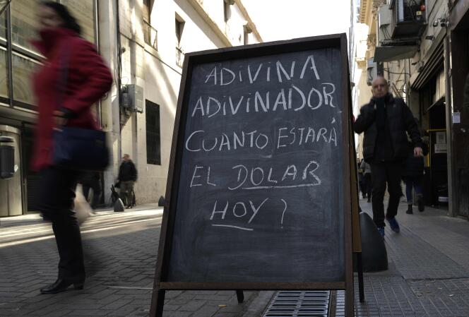 « Oracle, oracle, à combien sera le dollar aujourd’hui ? » Une pancarte dans le quartier des affaires de Buenos Aires, le 20 août.