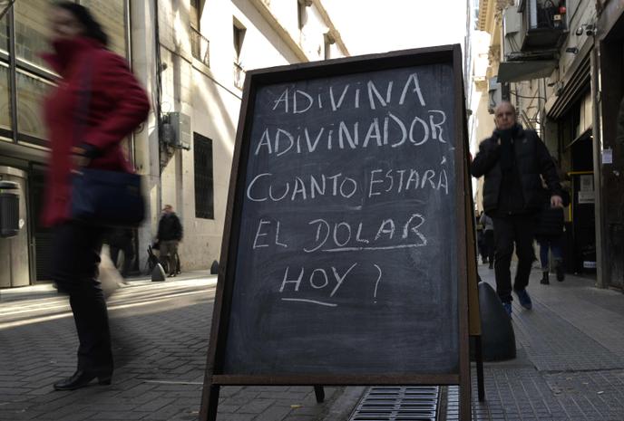« Oracle, oracle, à combien sera le dollar aujourd’hui ? » Une pancarte dans le quartier des affaires de Buenos Aires, le 20 août.