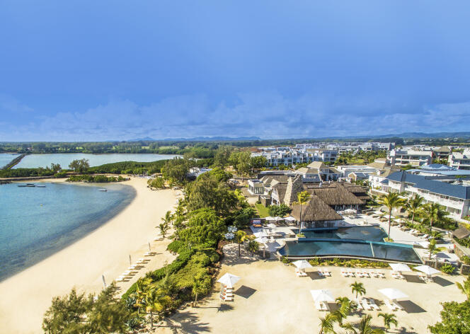 Plusieurs dizaines de zones destinées aux acheteurs immobiliers étrangers ont été créées à Maurice. Au nord-est de l’île, le village balnéaire Azuri propose ainsi des villas et des appartements de luxe bordés par des plages et par un golf.