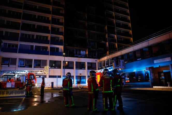 Des pompiers face à l’immeuble qui a pris feu à Créteil, mercredi 21 août dans la soirée.