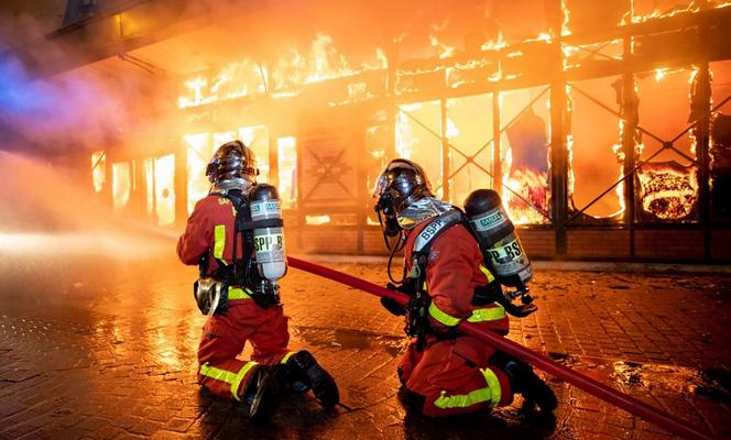 Crachats Insultes Coups De Poing Les Pompiers Epuises Par La Hausse Des Violences