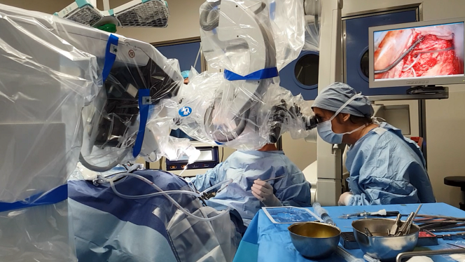 Pilotage du système robotisé RobOtol pendant l’insertion d’un implant cochléaire réalisée par les docteurs Nguyen et Mosnier, à l’hôpital de la Pitié-Salpêtrière, à Paris, le 9 juillet.