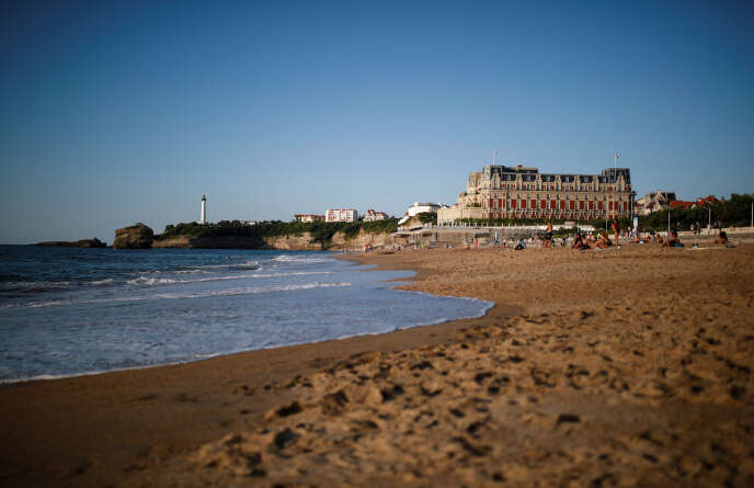 Khách sạn du Palais và ngọn hải đăng tại Pointe Saint-Martin, Biarritz, ngày 22 tháng 8.