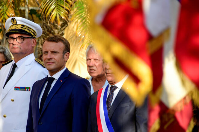 Emmanuel Macron entouré du préfet du Var, Jean-Luc Videlaine, et de François Arizzi, maire de Bormes-les-Mimosas où ils se trouvent, le 17 août.