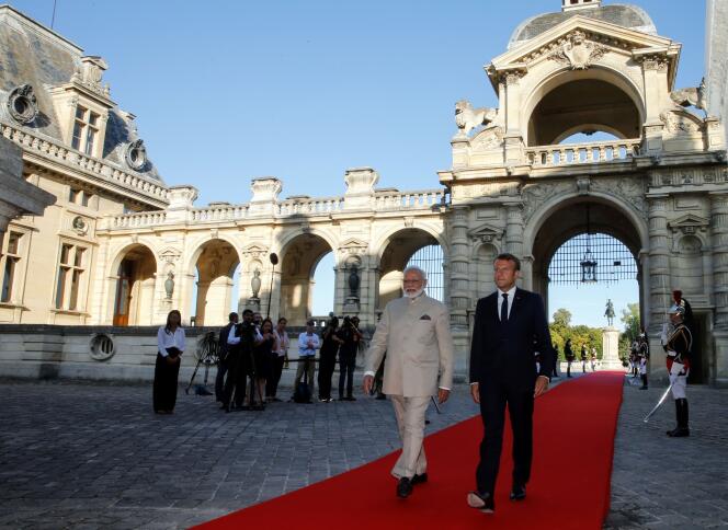French President Emmanuel Macron walks with Indian Prime Minister Narendra Modi in the courtyard of the Château de Chantilly (Oise), August 22, 2019.