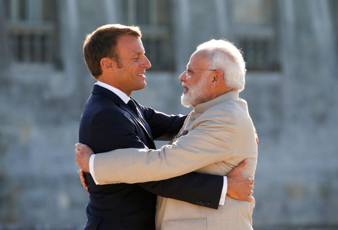 Le président français, Emmanuel Macron, aux côtés du premier ministre indien, Narendra Modi, dans la cour du château de Chantilly, le 22 août.