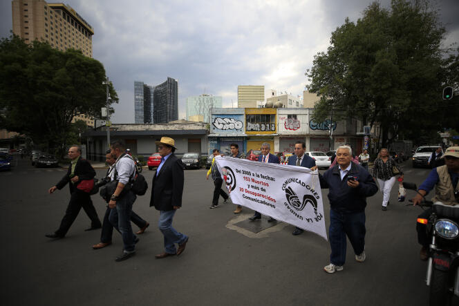 Des manifestants se sont rendus devant le ministère de l’intérieur à Mexico, le 21 août, pour dénoncer les crimes commis contre les journalistes.