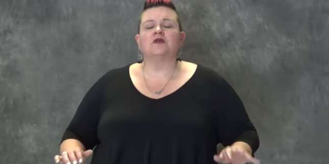 Amber Galloway Gallego, l'interprète en langue des signes qui rappe plus vite que son ombre
