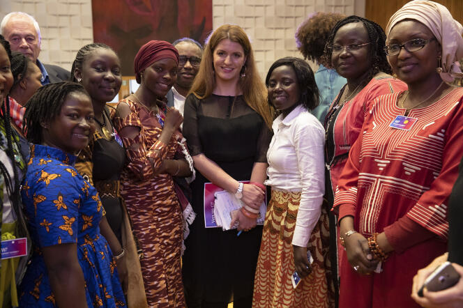 « La présidence française a écarté de cette réunion des questions centrales pour lutter contre les inégalités femmes-hommes, notamment les droits sexuels et reproductifs » (photo : Marlène Schiappa et de jeunes féministes d’Afrique de l’Ouest lors du sommet W7 à Paris le 9 mai).