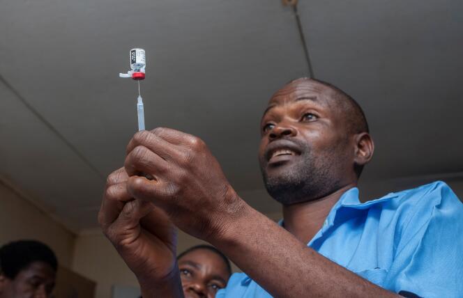 Un agent de santé s’apprête à vacciner un enfant à l’hôpital Mitundu de la capitale du Malawi, Lilongwe, le 23 avril 2019.