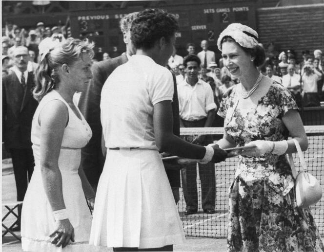 Le 6 juillet 1957, la reine Elizabeth II remet en personne le titre de Wimbledon à Althea Gibson.