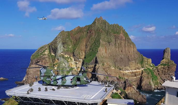 Đá Liancourt, được gọi là Quần đảo Dokdo trong tiếng Hàn và Takeshima trong tiếng Nhật, là trung tâm của tranh chấp giữa Hàn Quốc và Nhật Bản.