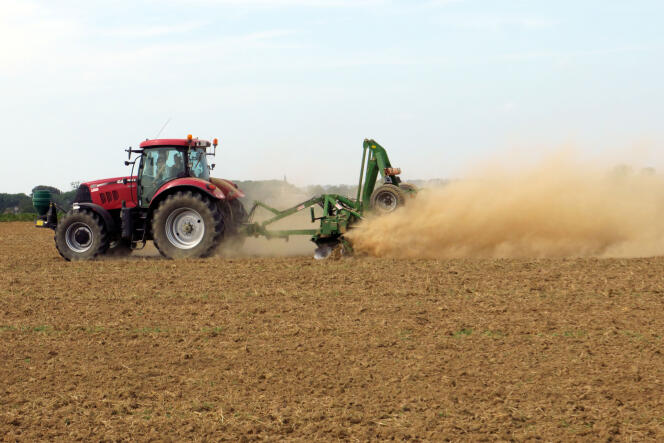 Un agriculteur conduisant un tracteur soulève un nuage de poussière sur son champ alors qu’une sécheresse extrême frappe la France, à Blécourt (Nord), le 27 août 2019.