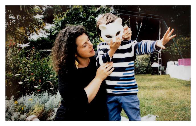 Louisa, habitante de Belle-Ile-en-Mer, et son fils. Lors d'un test réalisé fin mai, le taux de glyphosate dans les urines du garçon s'est révélé être de 2,23 µg/ml, soit un taux 22 fois supérieur à la normale.