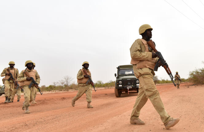 Des soldats burkinabés près de Ouagadougou, en avril 2018.