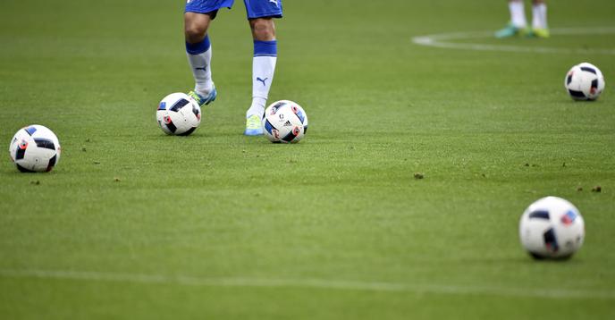 Để giảm thiểu tác động của việc ngừng thi đấu, UEFA đang xem xét giảm nhẹ việc chơi công bằng tài chính và FIFA đang nói về việc tạo ra một quỹ hỗ trợ được bổ sung bởi nguồn dự trữ khổng lồ.