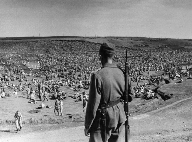 Un camp à ciel ouvert de prisonniers de guerre soviétiques, en Ukraine, à l’été 1941.