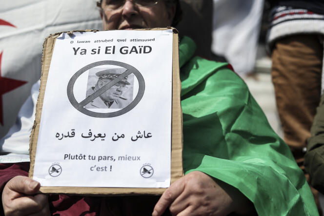 Un manifestant demande le départ du général Ahmed Gaïd Salah, à Paris, le 14 avril 2019.