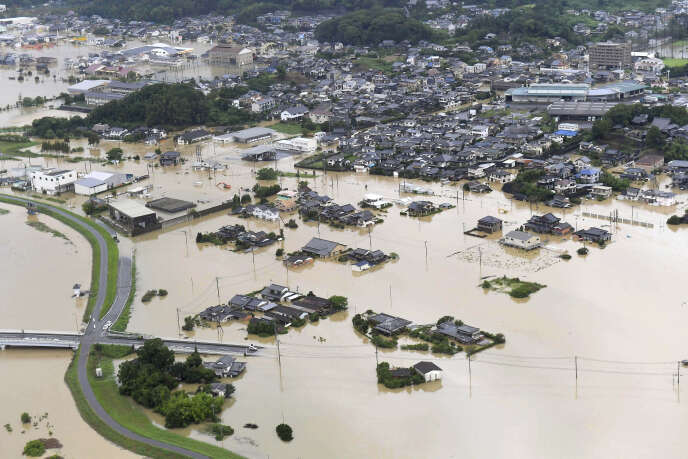 Le Japon Touche Par De Violentes Precipitations Au Moins Deux