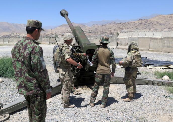 Des conseillers militaires américains travaillent avec des soldats afghans en août 2018.
