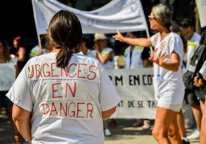 Manifestation d’urgentistes devant la mairie de Lille, le 27 août.