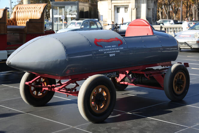 « La Jamais Contente » est la première automobile à passer la barre des 100 km/h.