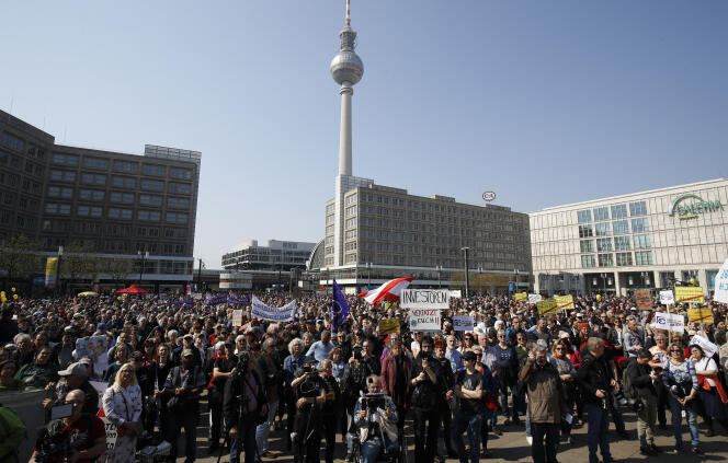 Des manifestants protestent contre la hausse des loyers à Berlin, le 6 avril.
