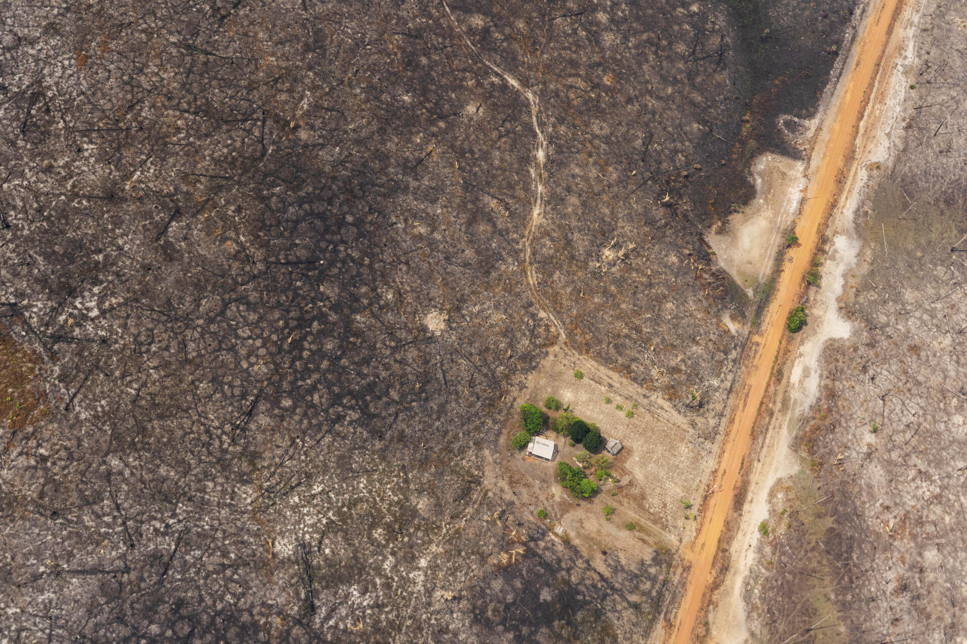 Une maison entourée de terres brûlées à la suite d’un incendie le 27 août, près de Vila Nova Samuel au Brésil.