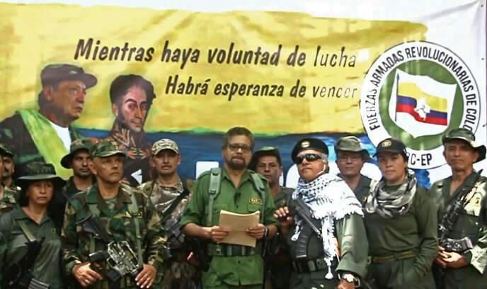 Capture d’écran représentant Ivan Marquez (au centre), Jesus Santrich (portant des lunettes de soleil) et certains de leurs partisans lors de l’annonce de la reprise de la lutte armée par les dissidents des FARC dans une vidéo tournée en un lieu non spécifié et diffusée le 29 août 2019.